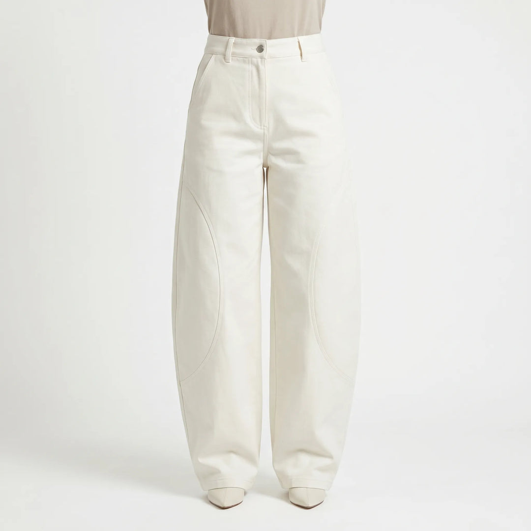 Black women's baggy barrel-leg jeans, low rise & loose fit, combining comfort with modern fashion.