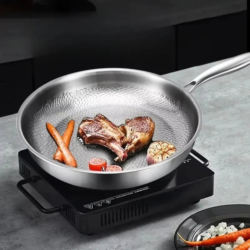 Elegant hammered non-stick frying pan, perfect for induction cookers. Durable, easy-clean skillet for home kitchen.