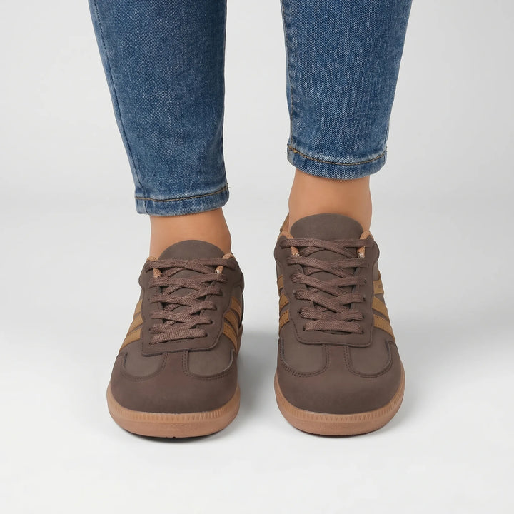 Retro-style women's trainers with a flat sole and laces, excellent for comfortable daily wear.