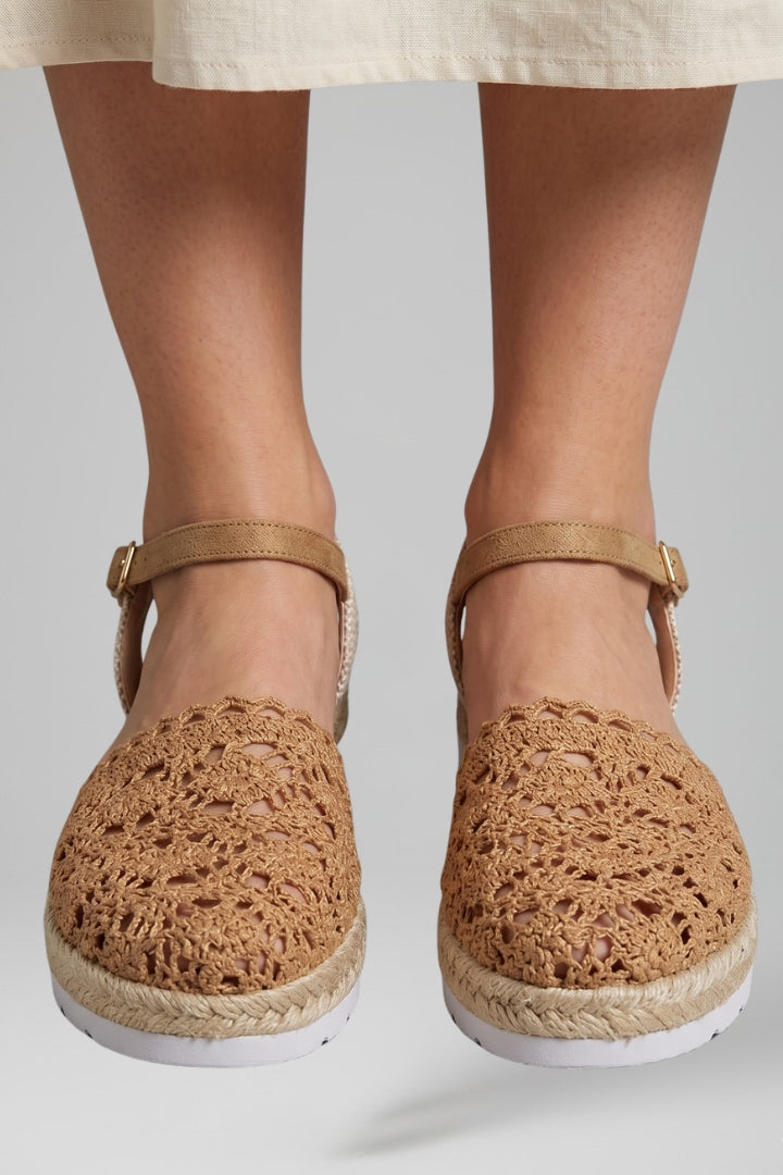 Fashionable open-toe platform sandals for women, featuring a stylish upper & adjustable strap for comfort.