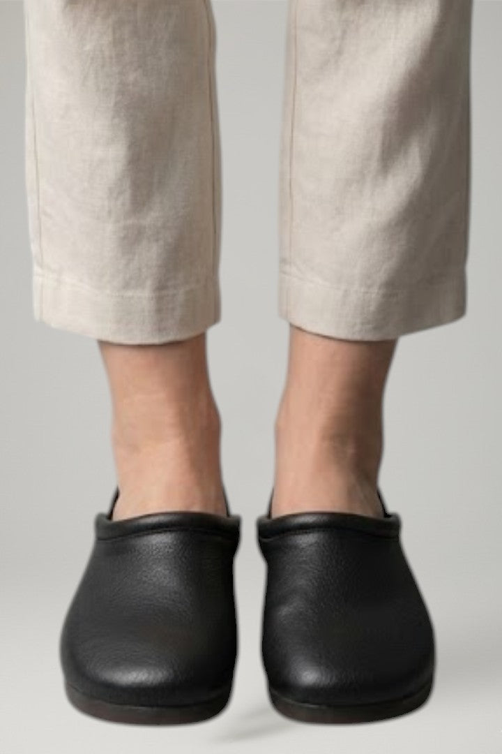 Elegant yet comfortable women's flat sandals, perfect casual footwear for summer and everyday chic.