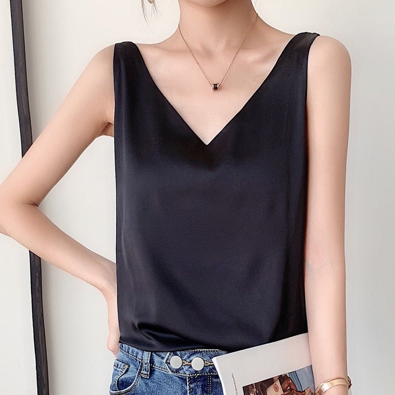 Elegant women's sleeveless tank top, perfect for casual wear and summer fashion.