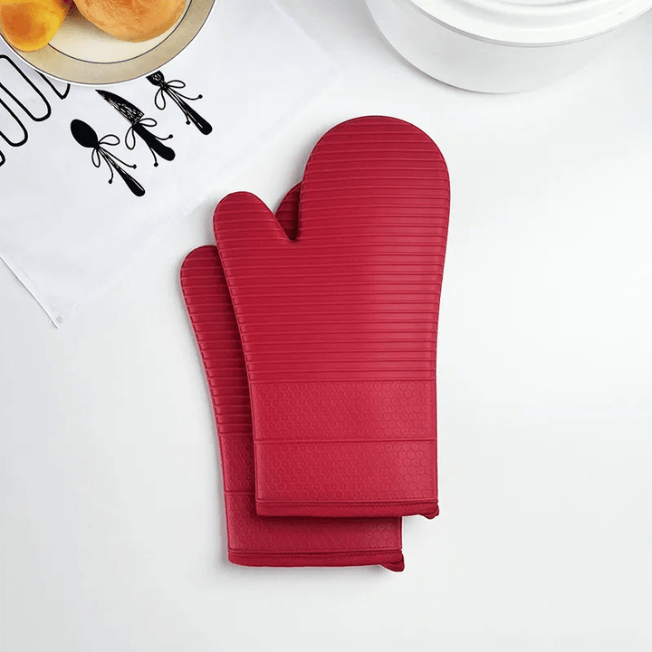 Secure grip non-slip oven gloves. Silicone for superior heat protection in any kitchen task.