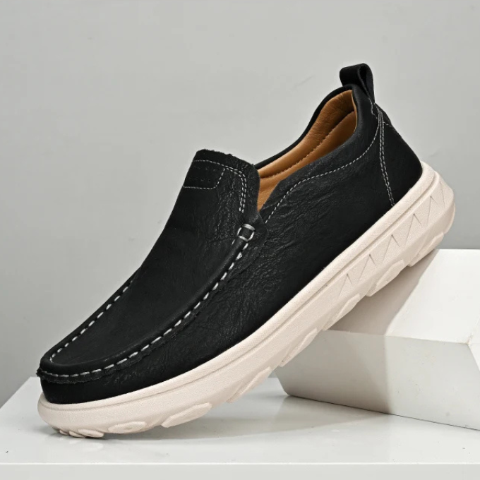 Men's slip-on loafers with a sophisticated design, black leather, comfortable and stylish.