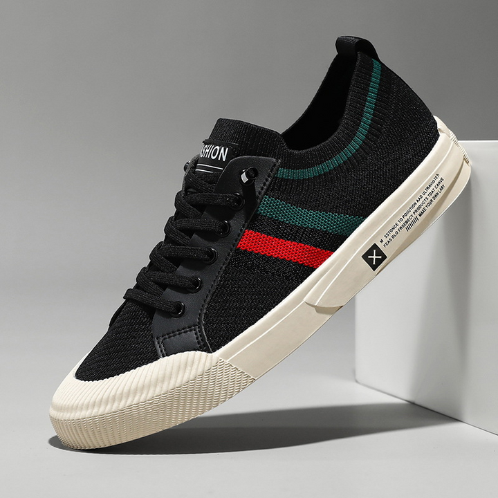 Everyday men's walking shoes, lightweight and breathable with a secure lace-up design for optimal all-day comfort.