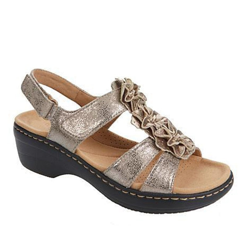 Women's retro summer sandals with a comfortable wedge heel. Ideal for casual and chic outfits.