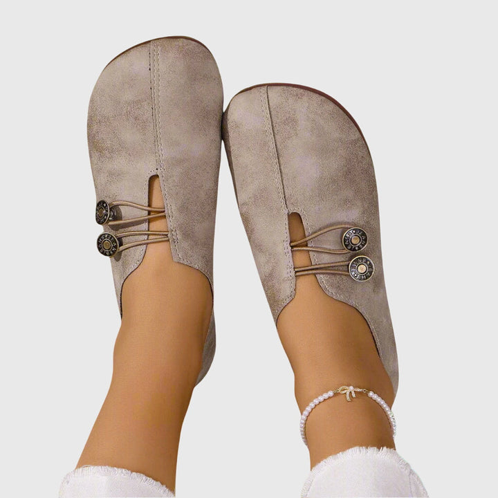Stylish women's summer flats with a decorative button detail. Easy slip-on comfort for casual wear.