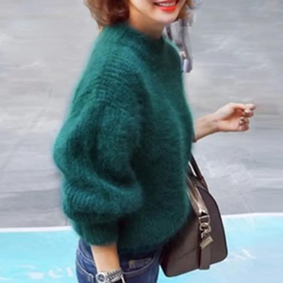 Soft, long-sleeve women's high-neck knit sweater, a wardrobe essential for elegant and cozy winter outfits.