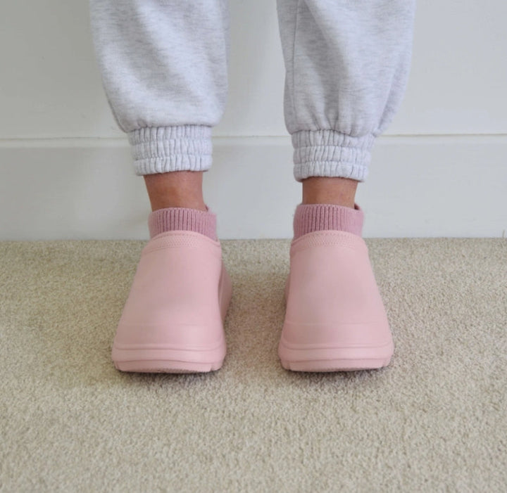 Soft women's casual clogs with thick cloud cushioning and a sturdy weatherproof build for outdoor comfort.
