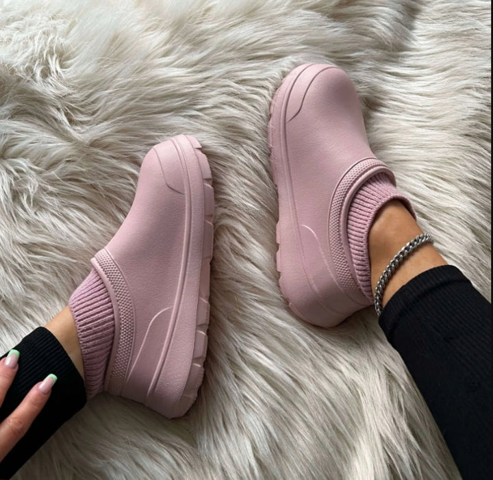 Cozy women's comfort clogs with weatherproof protection and anti-slip sole for everyday wear.