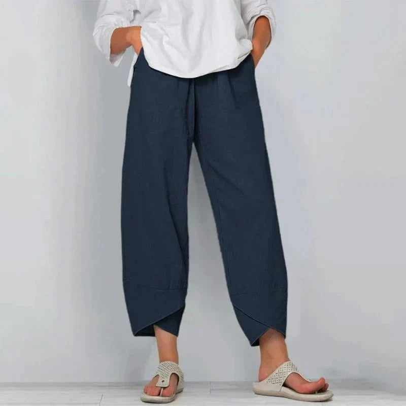 Women's high-waisted wide-leg casual pants in a relaxed fit. Comfortable pull-on style for everyday wear.