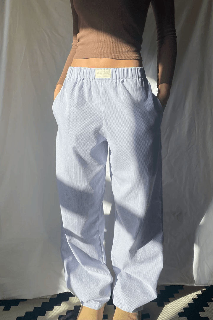 Soft fabric women's lounge trousers, lightweight and relaxed fit with an elastic waist, ideal for comfortable leisure.