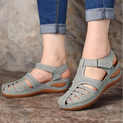 Flat women's walking sandals, perfect for warm weather, featuring elegant cutouts and an open toe