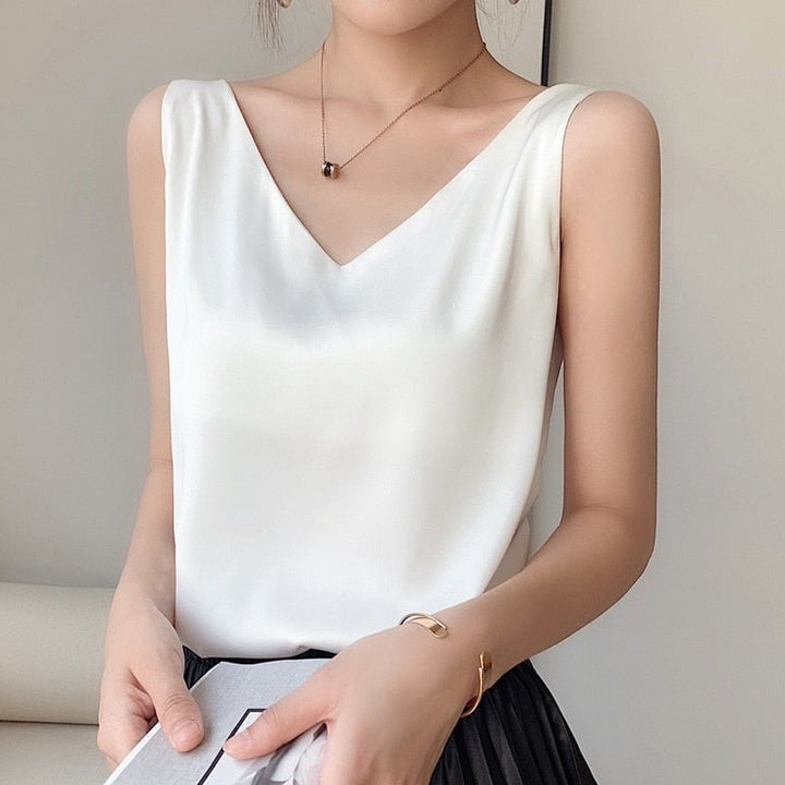Casual summer tank top for women, featuring a flattering V-neck and a relaxed, loose-fit silhouette.