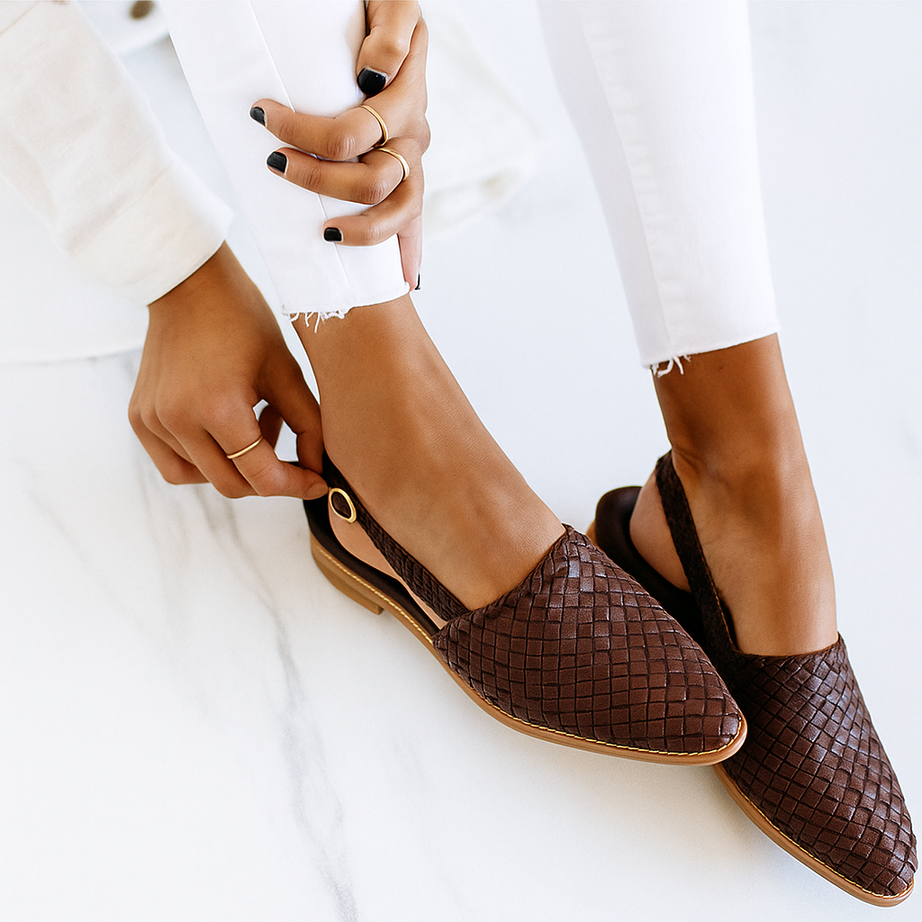 Everyday women's slip-on woven mules, comfortable closed toe flat sandals for versatile styling.